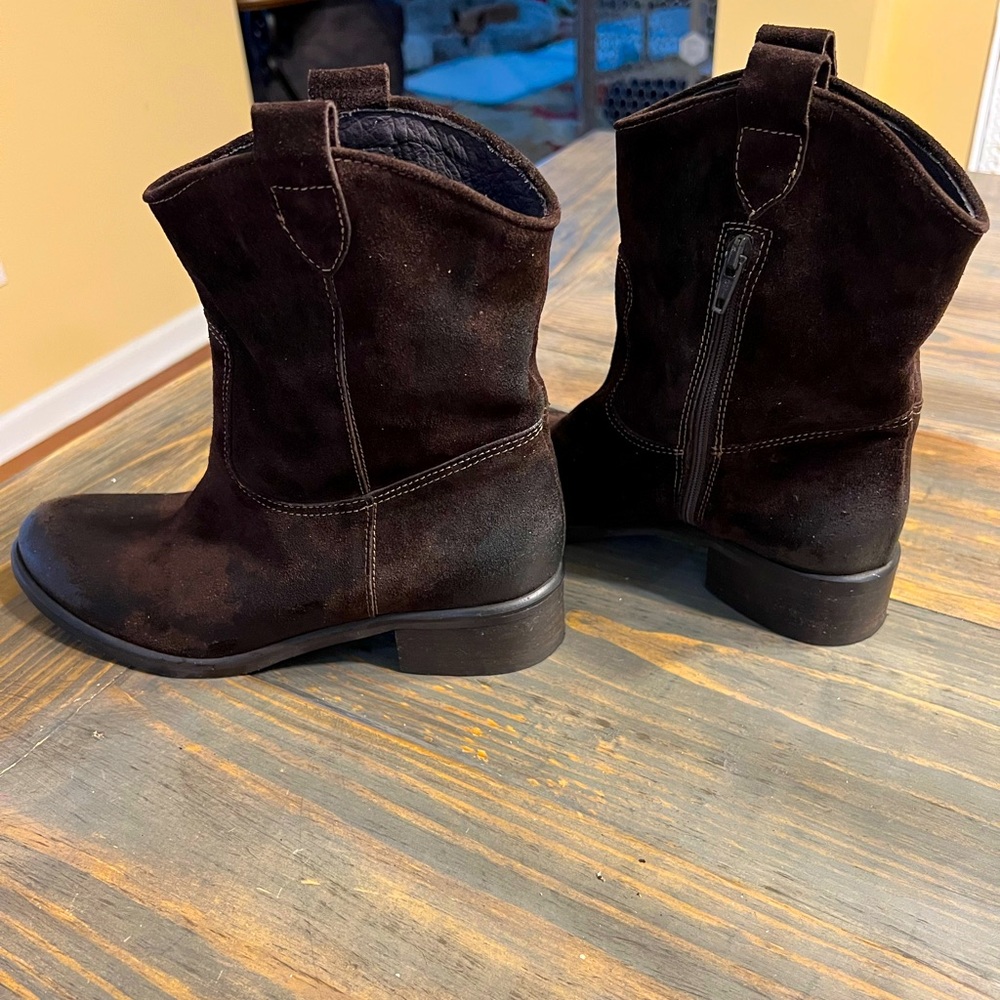 NEW! Dark Brown Suede Leather Boots, with a “distressed” look.  Size is 7.5/8. - Picture 5 of 9